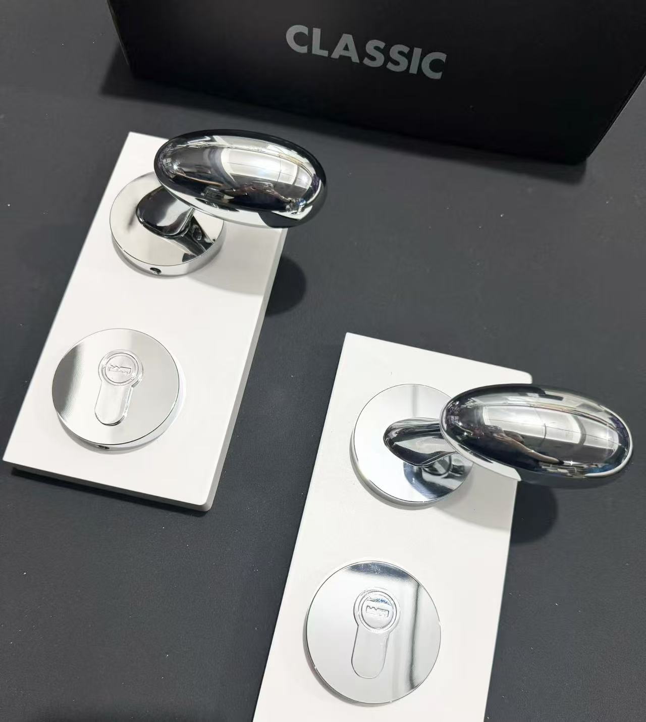 Minimalist zinc alloy magnetic interior door lock 4