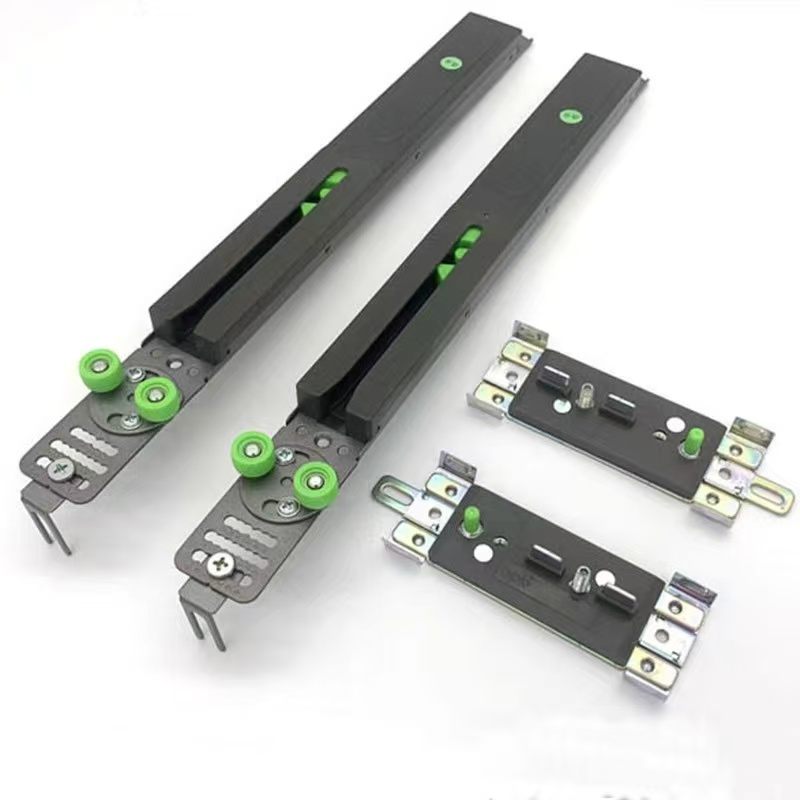 Sliding door interlocking lock 2