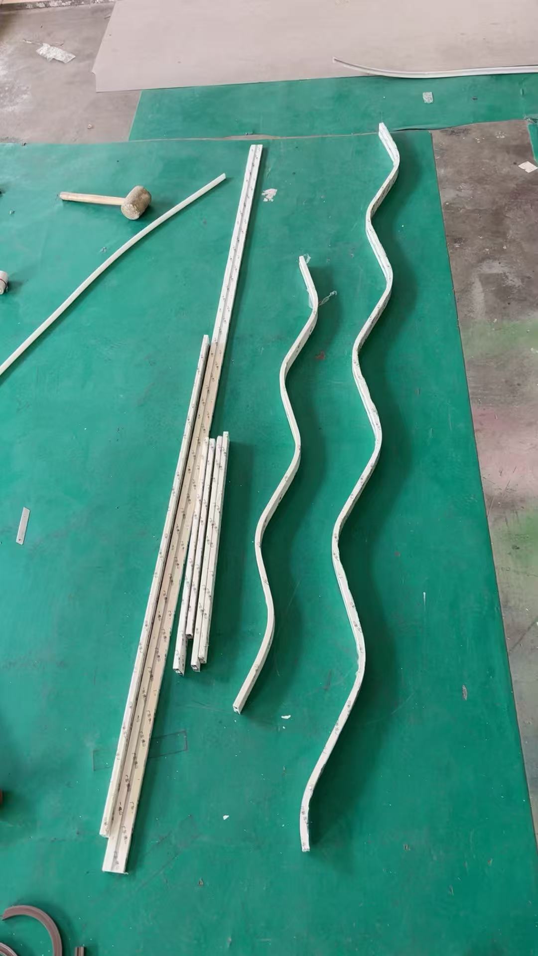 Wavy glass partition screen 4