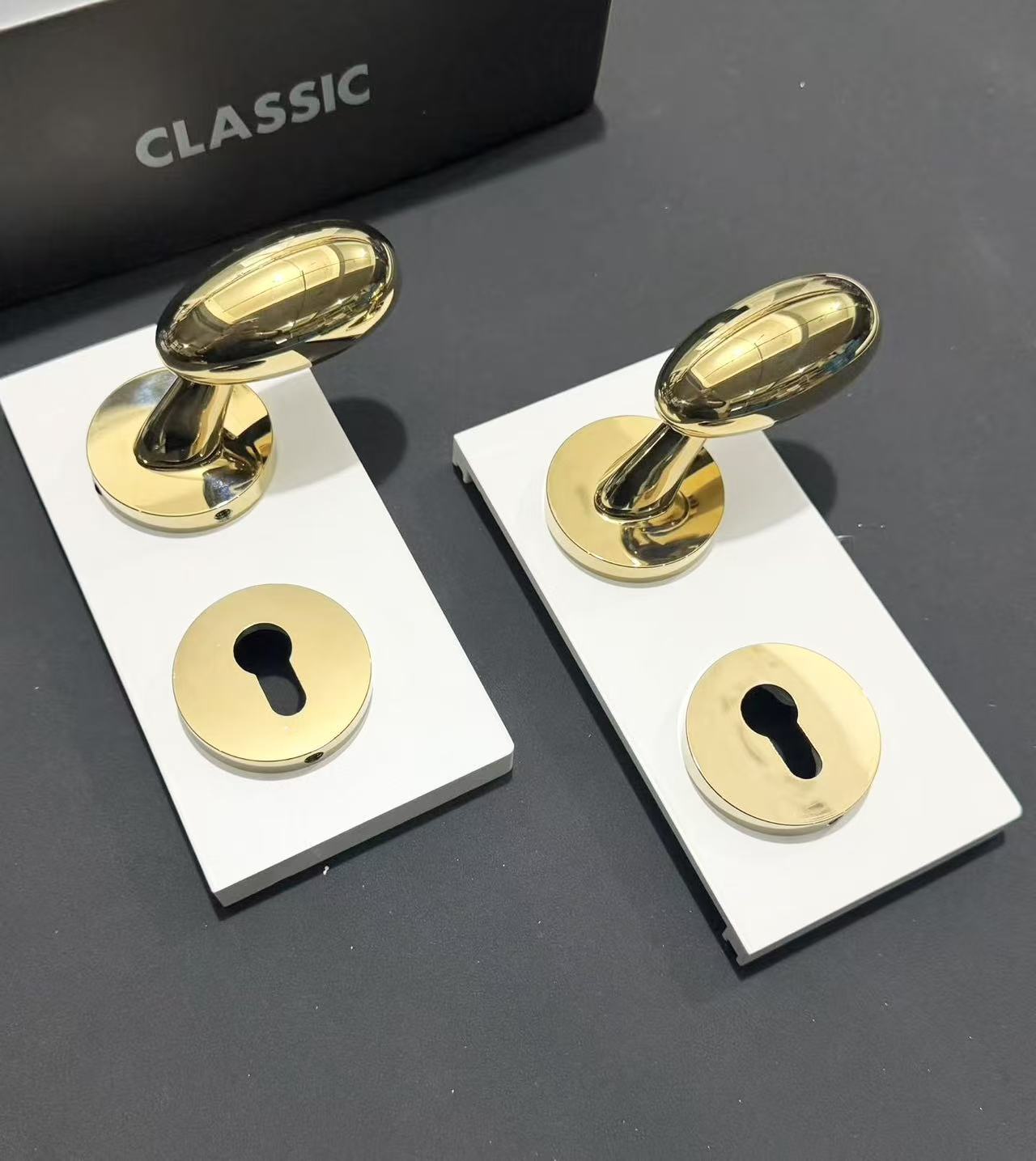 Minimalist zinc alloy magnetic interior door lock 3