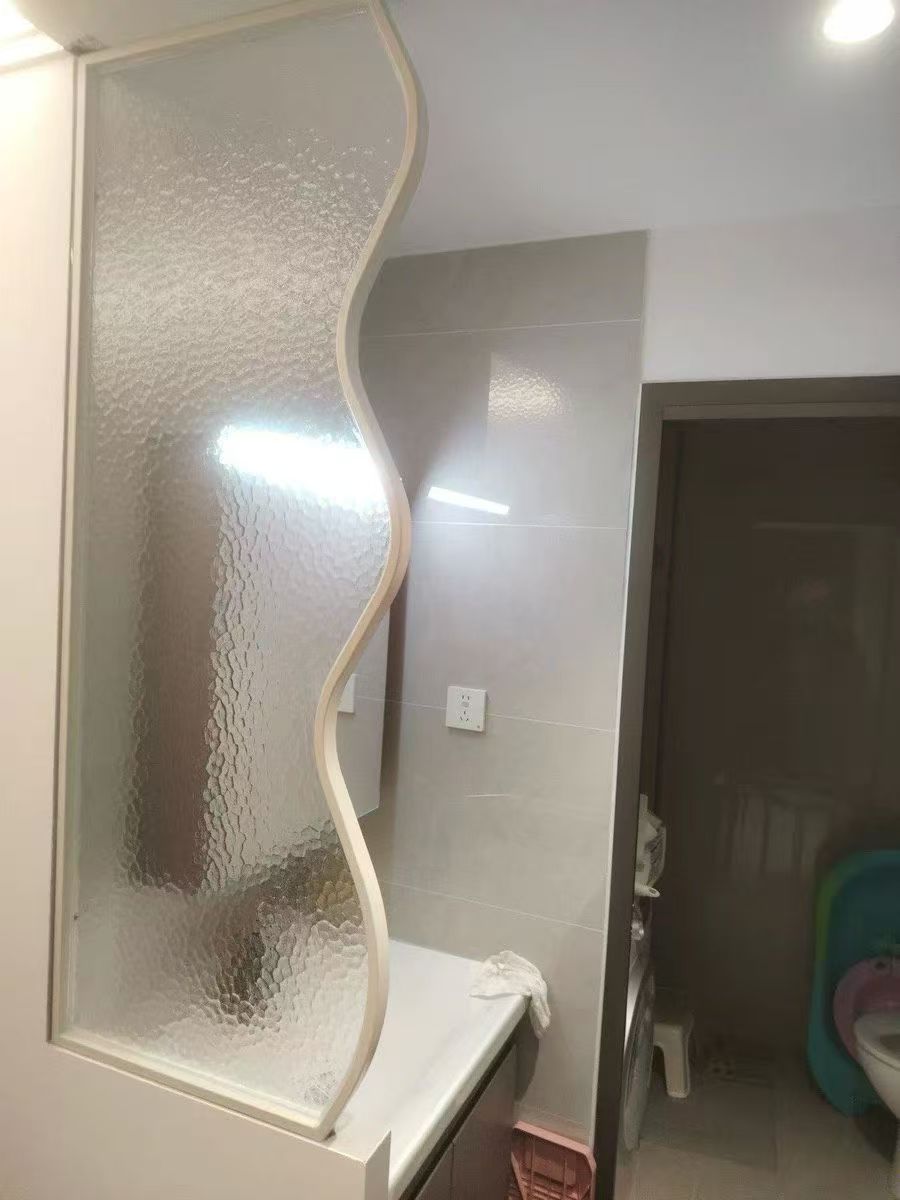 Wavy glass partition screen 2