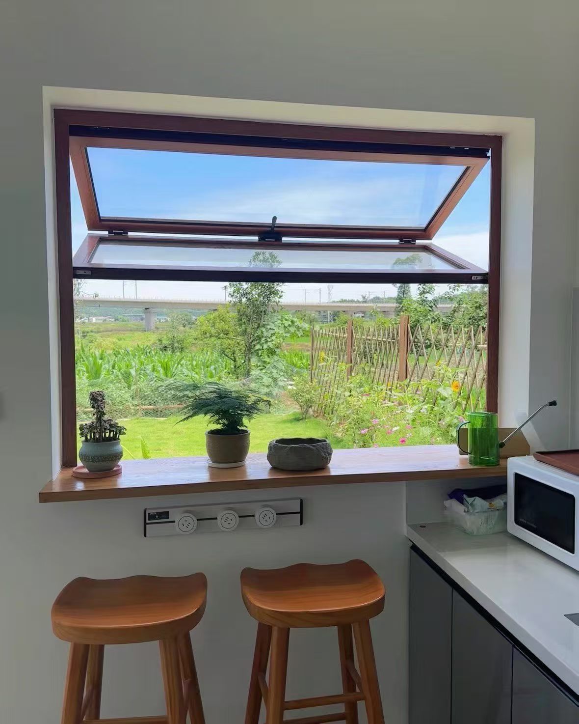 Freely folding window up and down