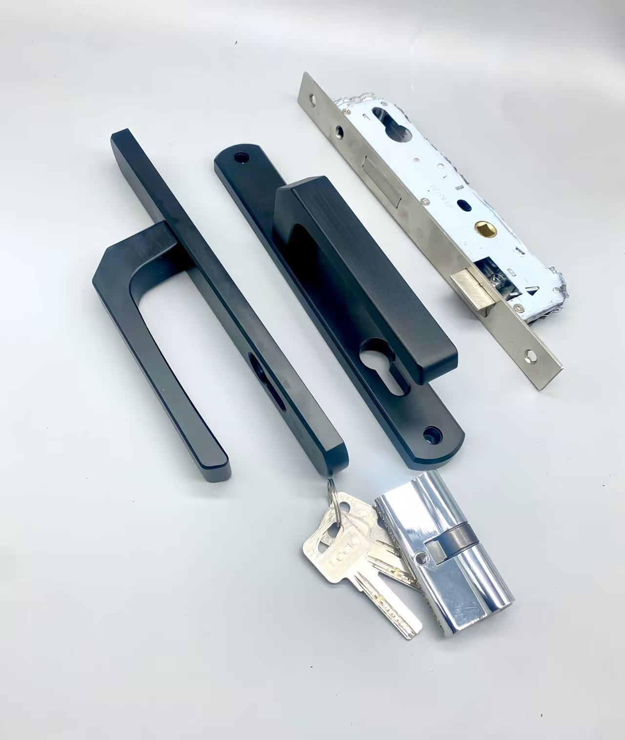 A complete set of locks for broken bridge/non-broken bridge aluminum swing doors