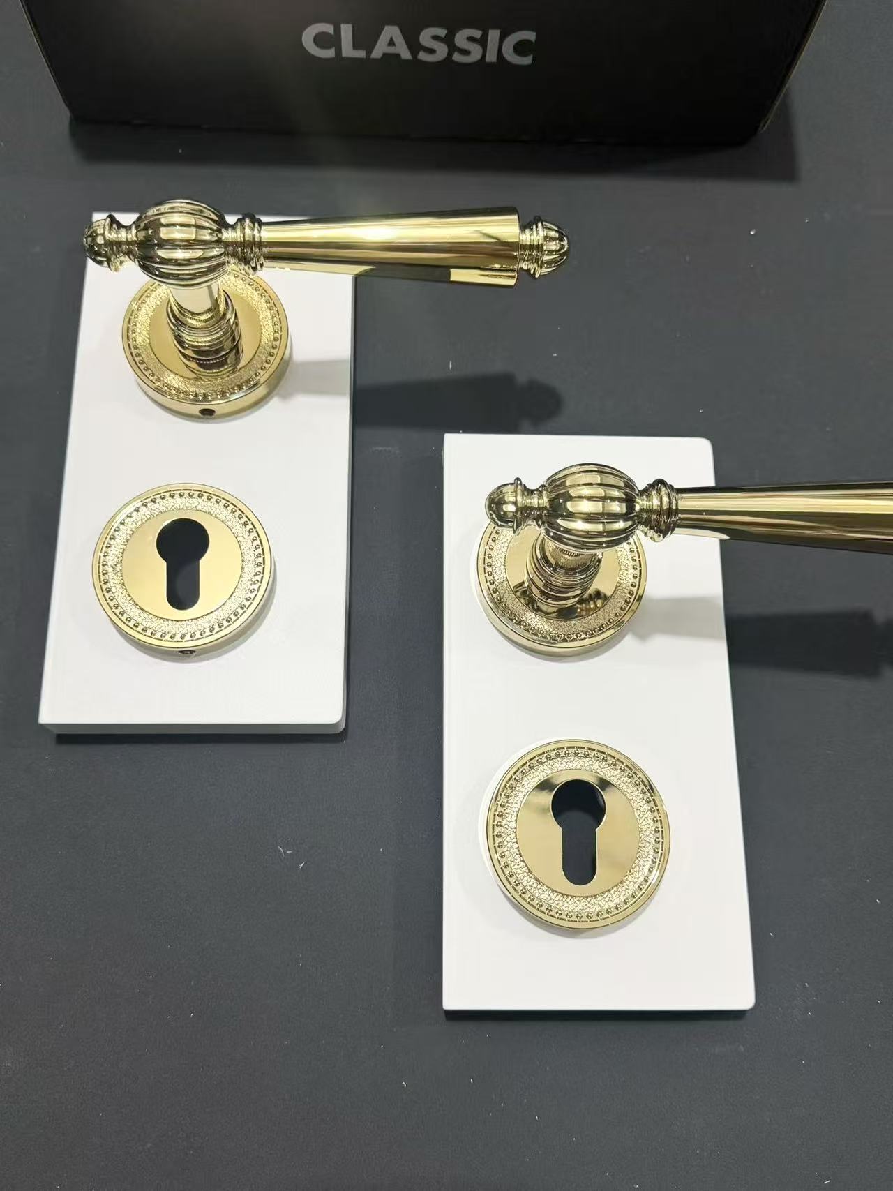 Minimalist zinc alloy magnetic interior door lock