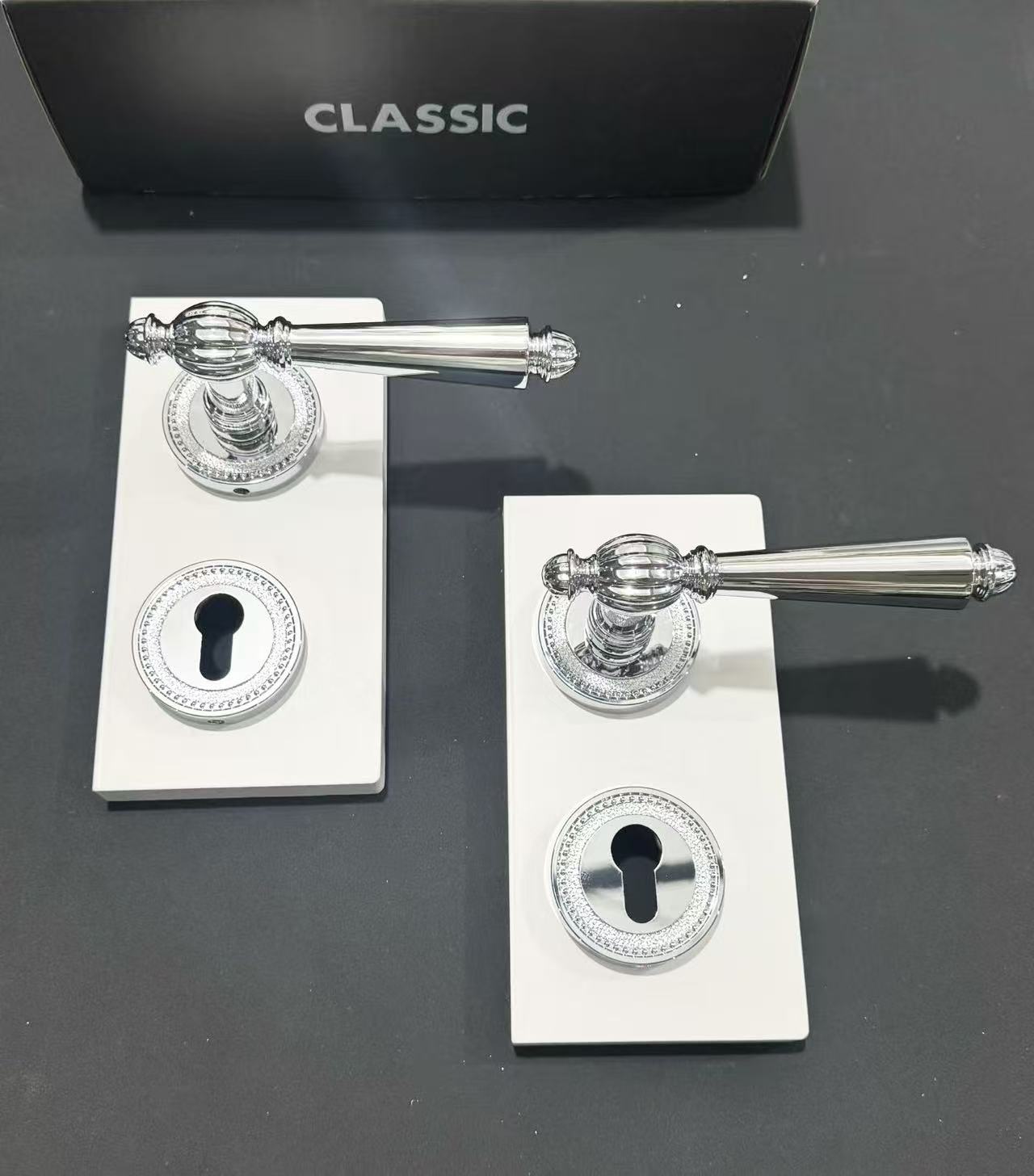 Minimalist zinc alloy magnetic interior door lock 2