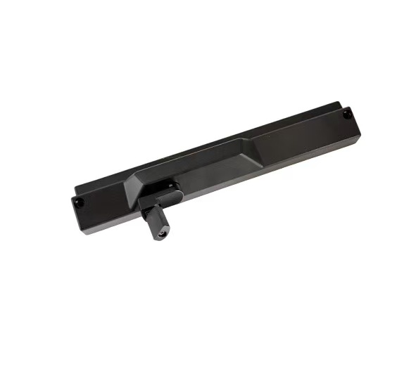 Hand-cranked chain window opener with key lock 3