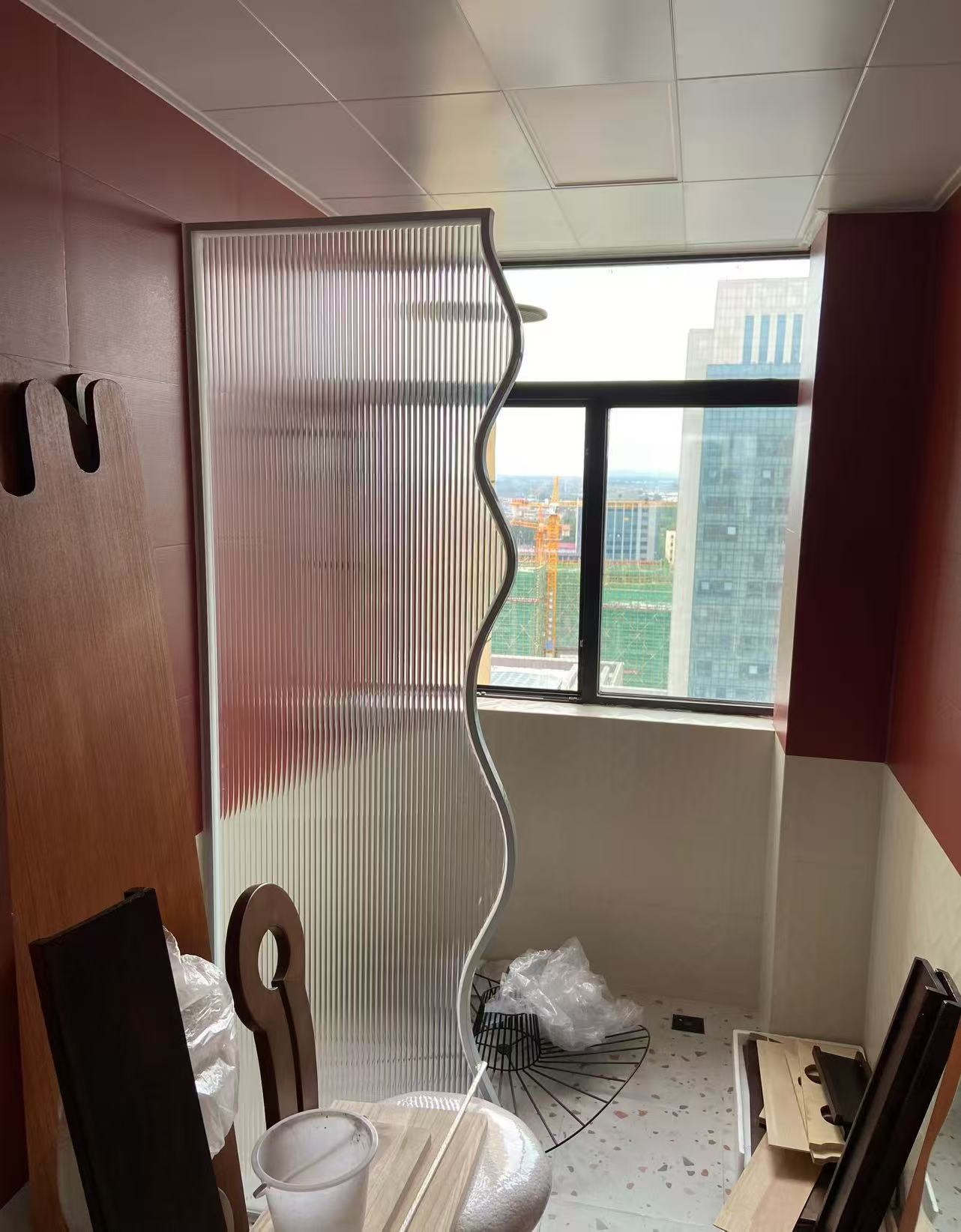 Wavy glass partition screen 3